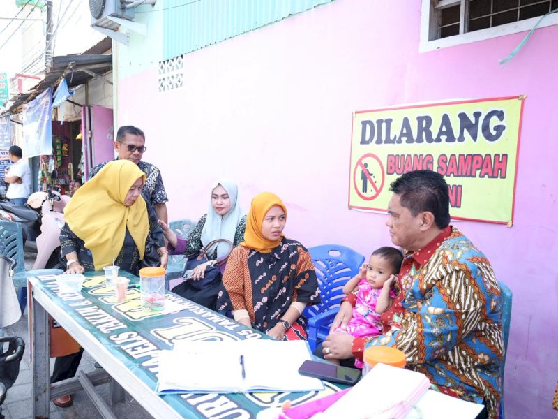 Kepala Dinas PPKB Kota Makassar, A. Irwan Bangsawan, saat mengikuti kegiatan Posyandu dan Pembinaan Kelompok Bina Keluarga Balita (BKB) di Baji Minasa II, Kelurahan Tamarunang, Kamis (16/10/2025). @Jejakfakta/Istimewa