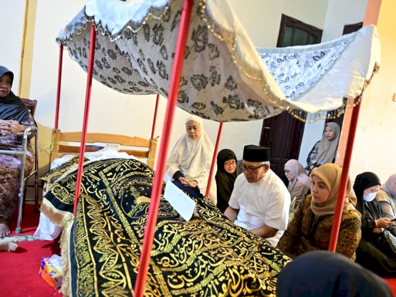 Wakil Wali Kota Makassar, Aliyah Mustika Ilham, bersama suaminya, mantan Wali Kota Makassar Ilham Arief Sirajuddin, melayat ke rumah duka almarhum H. Andi Chaerul Andi Tau, mantan Kepala Dinas Perhubungan Kota Makassar, yang wafat pada Kamis (16/10/2025). @Jejakfakta/dok. Humas Pemkot Makassar