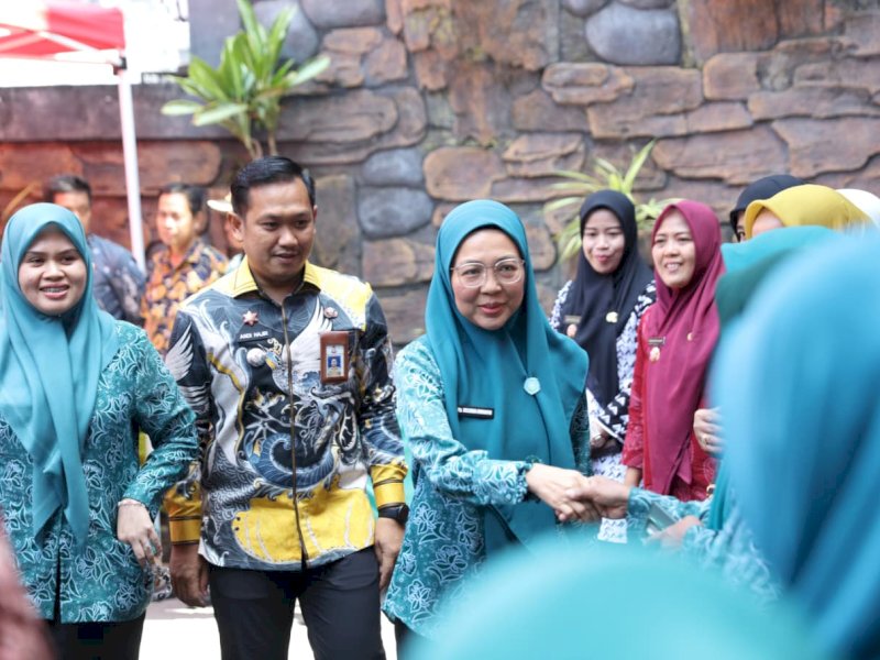 Ketua Tim Penggerak PKK Kota Makassar, Melinda Aksa, saat melakukan Supervisi, Monitoring, Evaluasi, dan Pelaporan (SMEP) TP PKK Kota Makassar di Kecamatan Bontoala, Kamis (16/10/2025). @Jejakfakta/dok. Humas Pemkot Makassar
