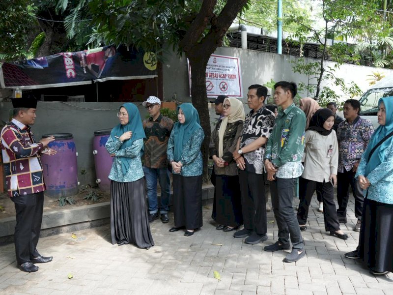 Ketua Tim Penggerak PKK Kota Makassar, Melinda Aksa, meninjau langsung pengelolaan sampah dalam rangka Supervisi, Monitoring, Evaluasi, dan Pelaporan (SMEP) TP PKK Kecamatan Mamajang, Kamis (16/10/2025). @Jejakfakta/dok. Humas Pemkot Makassar