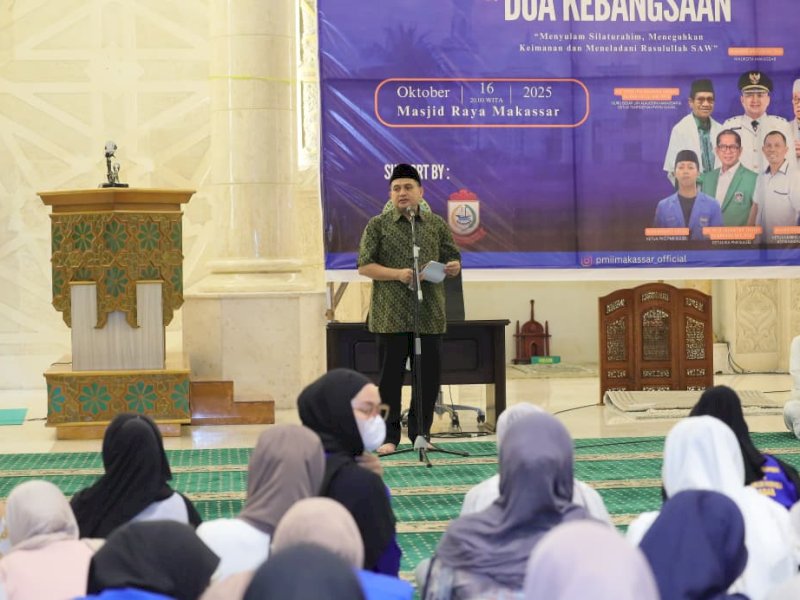 Wali Kota Makassar, Munafri Arifuddin, saat menghadiri Peringatan Maulid Nabi Muhammad SAW dan Doa Kebangsaan yang digelar oleh Pengurus Cabang Pergerakan Mahasiswa Islam Indonesia (PMII) Kota Makassar di Masjid Raya Makassar, Kamis malam (16/10/2025). @Jejakfakta/dok. Humas Pemkot Makassar