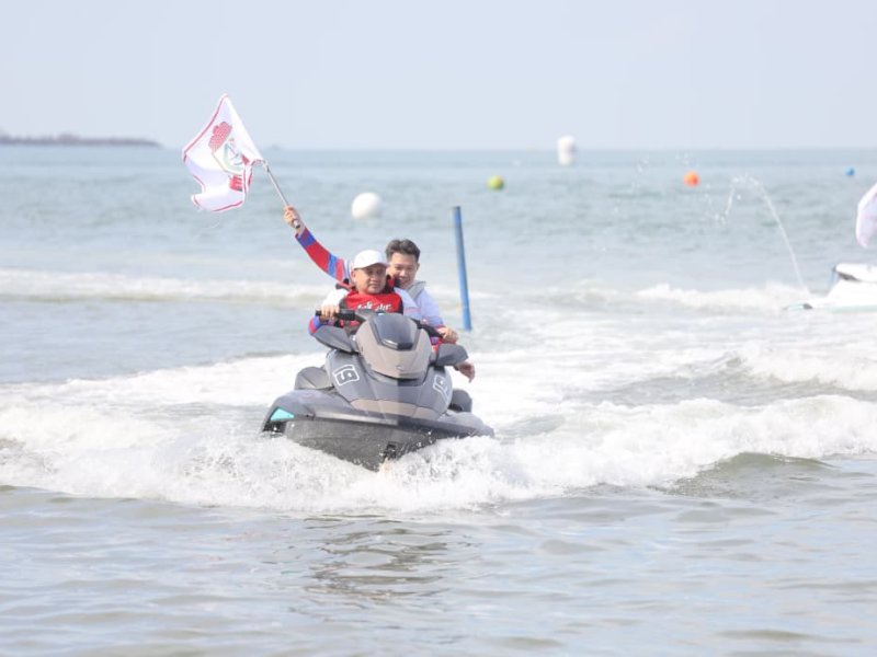 Wali Kota Makassar, Munafri Arifuddin, saat membuka International Jetski Championship 2025 di Pantai Biru, Metro Tanjung Bunga, Sabtu (18/10/2025). @Jejakfakta/dok. Humas Pemkot Makassar