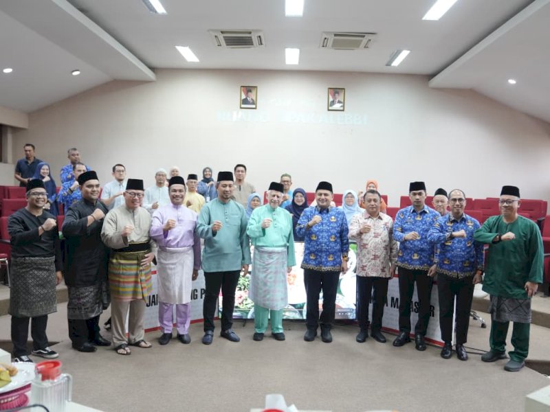 Wali Kota Makassar, Munafri Arifuddin, saat menerima kunjungan Pemerintah Negeri Kelantan Malaysia melalui delegasi Majlis Kebudayaan di Ruang Sipakalebbi, Balai Kota Makassar, Jumat (17/10/2025). @Jejakfakta/dok. Humas Pemkot Makassar