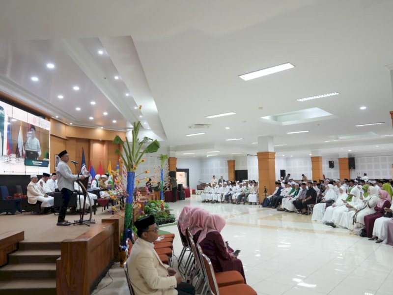 Wali Kota Makassar, Munafri Arifuddin, menghadiri peringatan Maulid Nabi Muhammad SAW yang diselenggarakan oleh Tarekat Al Muhammadiyah Al Sanusiyah Al Idrisiyah Indonesia di Aula Kantor LAN RI, Jalan Raya Baruga, Kecamatan Manggala, Makassar, Minggu (19/10/2025). @Jejakfakta/dok. Humas Pemkot Makassar