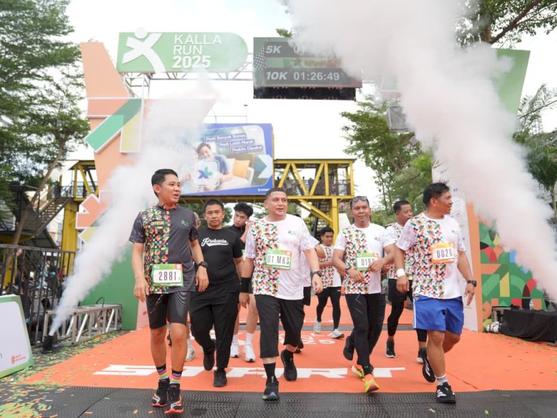 Wali Kota Makassar, Munafri Arifuddin, turut meramaikan Kalla Run 2025 yang digelar di depan Mall Ratu Indah, Jalan Dr. Ratulangi, Minggu (19/10/2025). @Jejakfakta/dok. Humas Pemkot Makassar