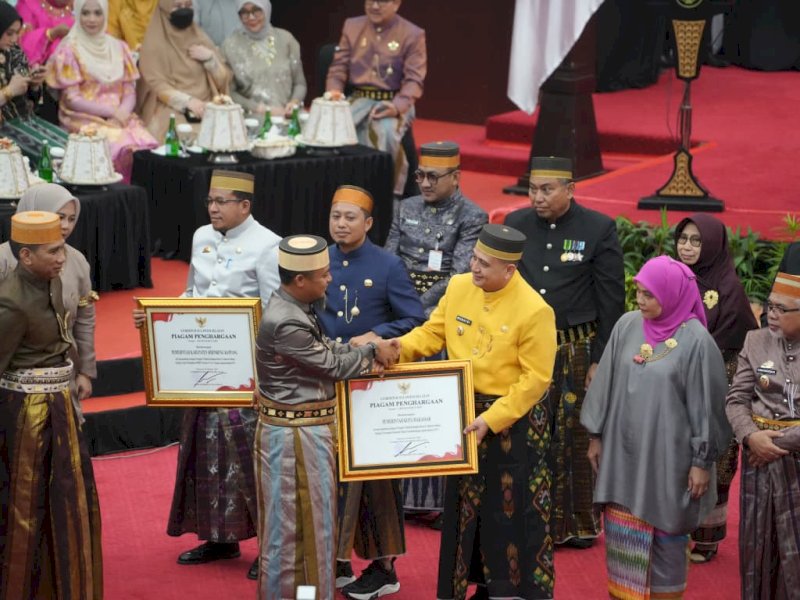 Wali Kota Makassar, Munafri Arifuddin bersama Wakil Wali Kota Aliyah Mustika Ilham, saat menerima tiga penghargaan bergengsi pada puncak perayaan Peringatan Hari Jadi Sulawesi Selatan ke-356, Minggu (19/10/2025). @Jejakfakta/dok. Humas Pemkot Makassar