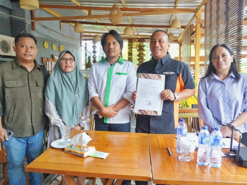 Bupati Luwu Timur, Irwan Bachri Syam, usai diskusi santai bersama mahasiswa Luwu Timur yang tergabung dalam Himpunan Mahasiswa (HAM) Lutim, bertempat di Cafe & Resto BM. Residence Hotel, Palopo, Minggu (14/09/2025). @Jejakfakta/dok. Istimewa