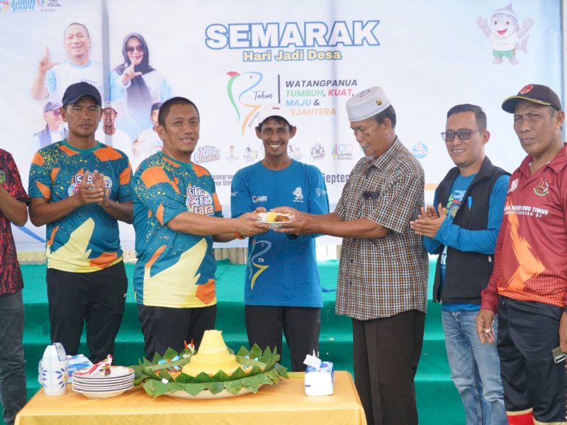 Bupati Luwu Timur, Irwan Bachri Syam, menghadiri peringatan Hari Ulang Tahun (HUT) ke-13 Desa Watangpanua yang digelar di halaman Pasar Kecamatan Angkona, Sabtu (13/09/2025). @Jejakfakta/dok. Istimewa
