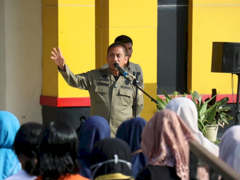 Bupati Luwu Timur, Irwan Bachri Syam, memimpin apel pagi bersama seluruh tenaga medis dan staf RSUD saat melakukan inspeksi langsung ke Rumah Sakit Umum Daerah (RSUD) I Lagaligo Wotu, pada Jumat (12/09/2025). @Jejakfakta/Istimewa