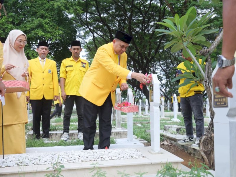 Ketua DPD II Partai Golkar Kota Makassar, Munafri Arifuddin, memimpin langsung upacara ziarah dan tabur bunga dalam rangka peringatan HUT ke-61 Partai Golkar, yang digelar di Taman Makam Pahlawan (TMP) Panaikang, Jalan Urip Sumoharjo, Senin (20/10/2025) pagi. @Jejakfakta/dok. Humas Pemkot Makassar