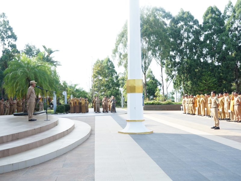Asisten Perekonomian dan Pembangunan (Asisten II) Kabupaten Luwu Timur, Masdin, memimpin apel pagi yang dilaksanakan di halaman Kantor Bupati Luwu Timur, Senin (20/10/2025). @Jejakfakta/dok. ikp-humas/kominfo-sp