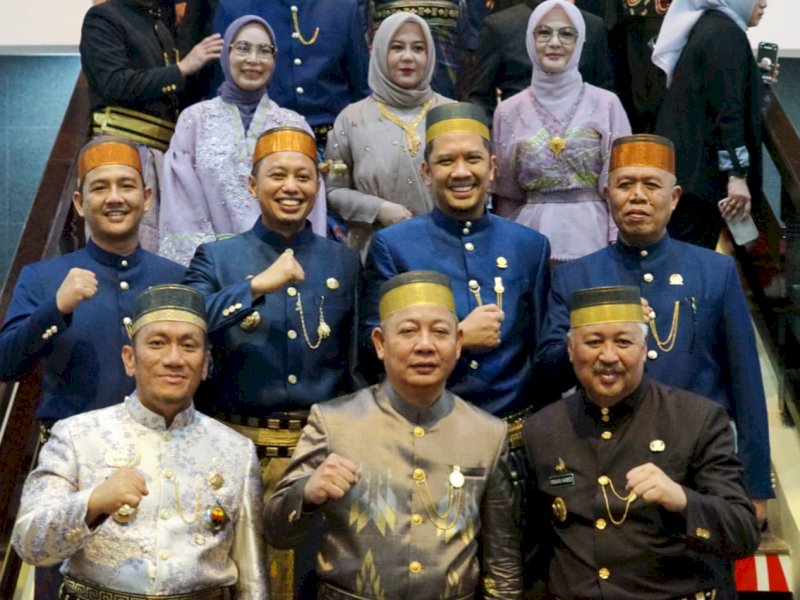 Bupati Luwu Timur, Irwan Bachri Syam, bersama Ketua TP-PKK Luwu Timur, dr. Ani Nurbani Irwan, menghadiri Rapat Paripurna DPRD Sulawesi Selatan dalam rangka peringatan Hari Jadi ke-356 Provinsi Sulawesi Selatan, yang digelar di Ruang Pola Kantor Gubernur Sulsel, Minggu (19/10/2025). @Jejakfakta/dok. ikp-humas/kominfo-sp