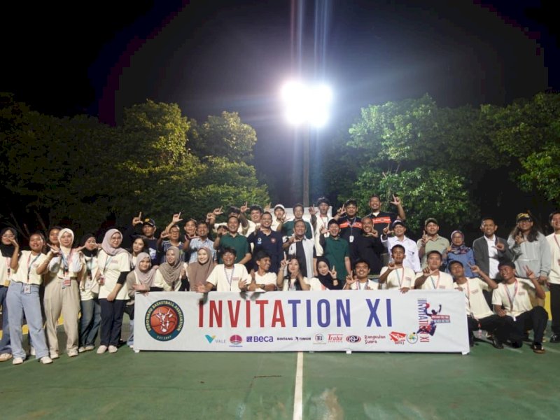 Bupati Luwu Timur, Irwan Bachri Syam, secara resmi membuka turnamen bola basket "Sorowako Basketball Association (SBA) Invitation XI" se-Luwu Raya, yang digelar di Lapangan Botak Salonsa, SMA YPS Sorowako, Sabtu malam (18/10/2025). @Jejakfakta/dok. ikp-humas/kominfo-sp