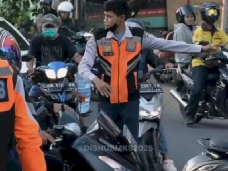 Petugas Dishub secara sigap mengatur kendaraan dan memberikan arahan kepada pengendara demi kelancaran arus lalu lintas. @Jejakfakta/Istimewa