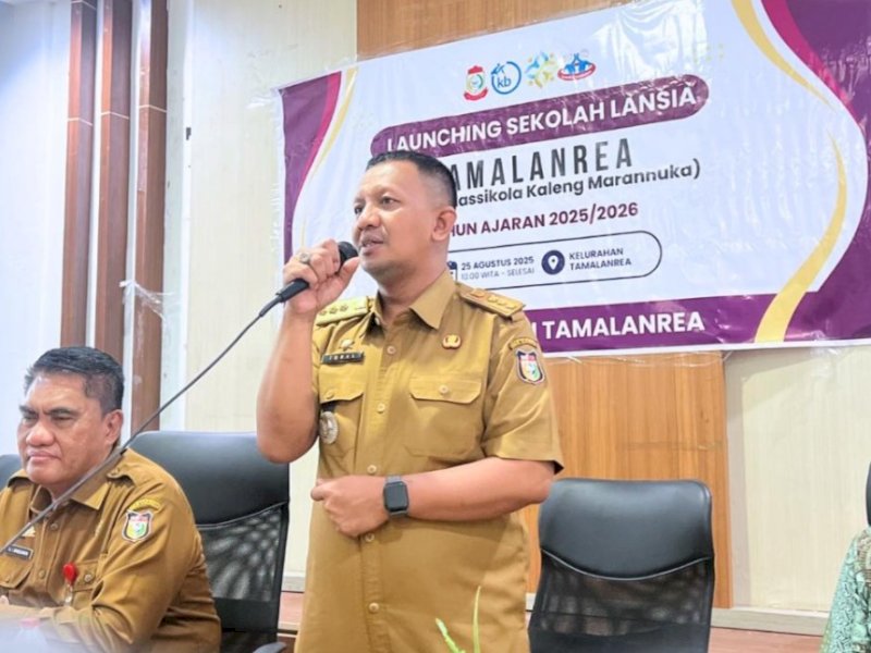 Sambutan Camat Tamalanrea dikegiatan peluncuran sekolah lansia "Tamani Massikola Kaleng Marannuka", di Aula Lantai 3 Kantor Kecamatan Tamalanrea pada Senin, (25/8/2025). @jejakfaktacom/dok. Kec. Tamalanrea