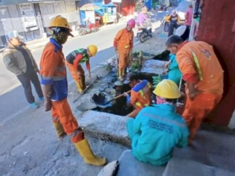 Kerja bakti difokuskan pada pembersihan di area Tempat Pengolahan Sampah Reduce, Reuse, Recycle (TPS-3R) Kelurahan Buntusu, pada Jumat (05/09/2025). @jejakfaktacom/dok. Kec. Tamalanrea.