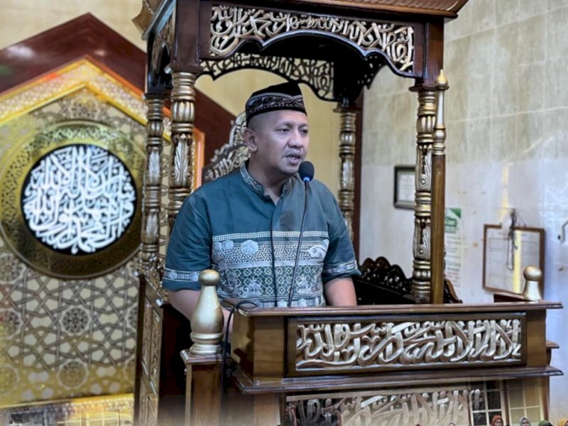 Sambutan Camat Tamalanrea, Iqbal pada kegiatan Maulid Nabi Muhammad SAW 1447 Hijriah, di Masjid Nurul Hijrah, Kompleks BTP Blok G, Sabtu (06/09/2025). @jejakfaktacom/dok. Kec. Tamalanrea