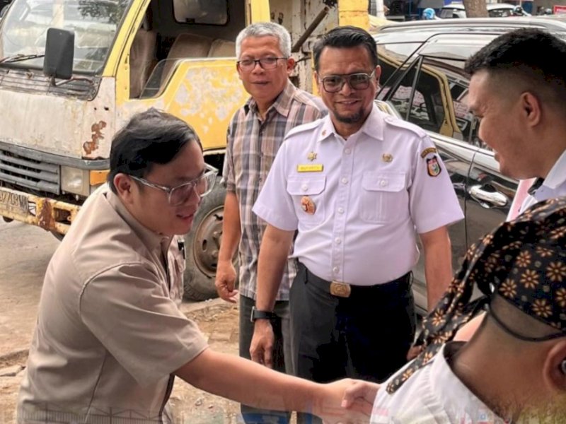 Menerima kunjungan kerja Staf Khusus Kepala Staf Kepresidenan, Timothy Ivan Triyono, di Kantor Koperasi Kelurahan Merah Putih (KKMP), Kelurahan Tamalanrea, pada Rabu (10/09/2025). @jejakfaktacom/dok. Kec. Tamalanrea