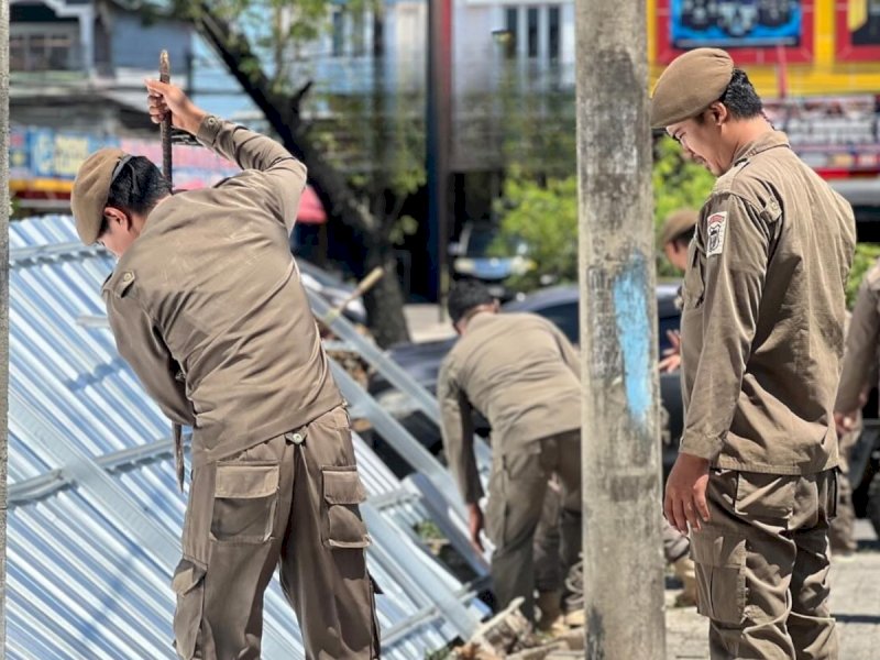 Pemerintah Kecamatan Tamalanrea menertibkan sebuah pagar di atas fasilitas umum (fasum), dipimpin langsung oleh Kasi Trantib Kecamatan Tamalanrea bersama Lurah Tamalanrea, Kamis (18/09/2025). @jejakfaktacom/dok. Kec. Tamalanrea

