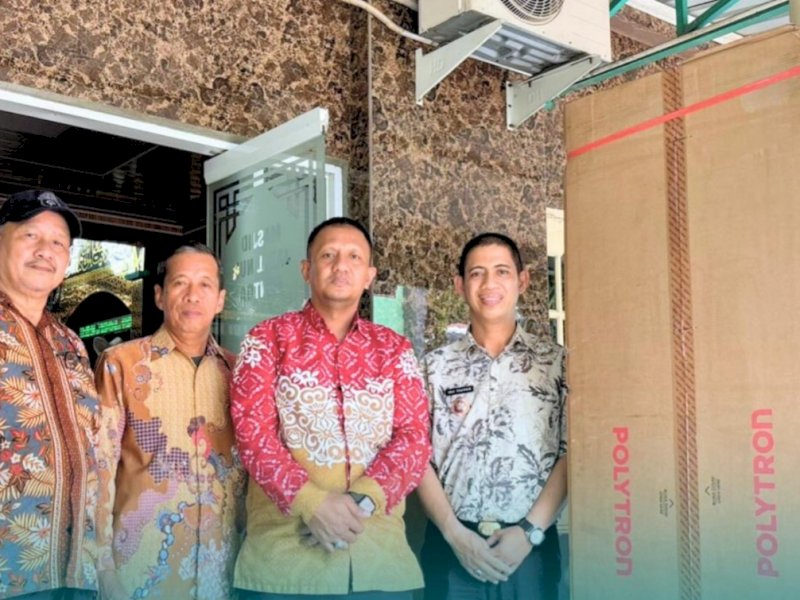 Camat Tamalanrea menerima bantuan dua unit pendingin ruangan (AC) dari Wali Kota Makassar, Munafri Arifuddin, untuk Masjid Jabal Nur Bontoa di Kelurahan Parangloe, Kecamatan Tamalanrea, Kamis (09/10/2025). @jejakfaktacom/dok. Kec. Tamalanrea