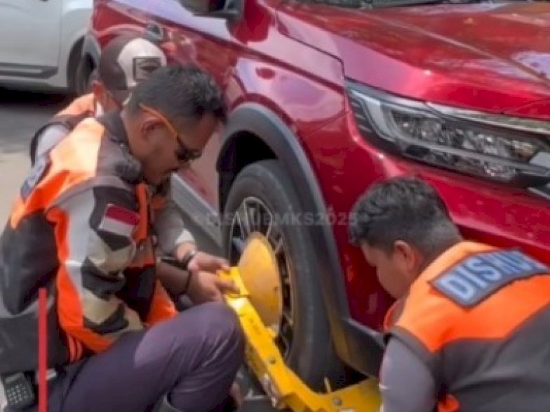 Operasi gabungan lintas instansi digelar di pusat kota Makassar pada Rabu (15/10/2025) guna menindak pelanggaran parkir liar yang kerap memicu kemacetan. @Jejakfakta/Istimewa