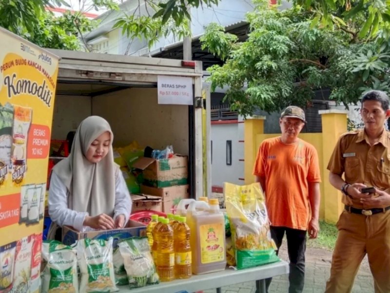 Sekretaris Lurah (Seklur) Buntusu, Ramli A, SE, memantau Gerakan Pangan Murah yang digelar Perum Bulog Kancab Makassar, di pelataran parkir Kantor Kelurahan Buntusu, Kecamatan Tamalanrea, Senin (20/10/2025). @jejakfaktacom/dok. Kec. Tamalanrea