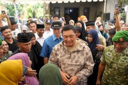 Menhan Sjafrie Syamsuddin Takziah ke Rumah Duka Lettu Anumerta Fauzy di Pangkep Menhan Pastikan Negara Perhatikan Keluarga Almarhum