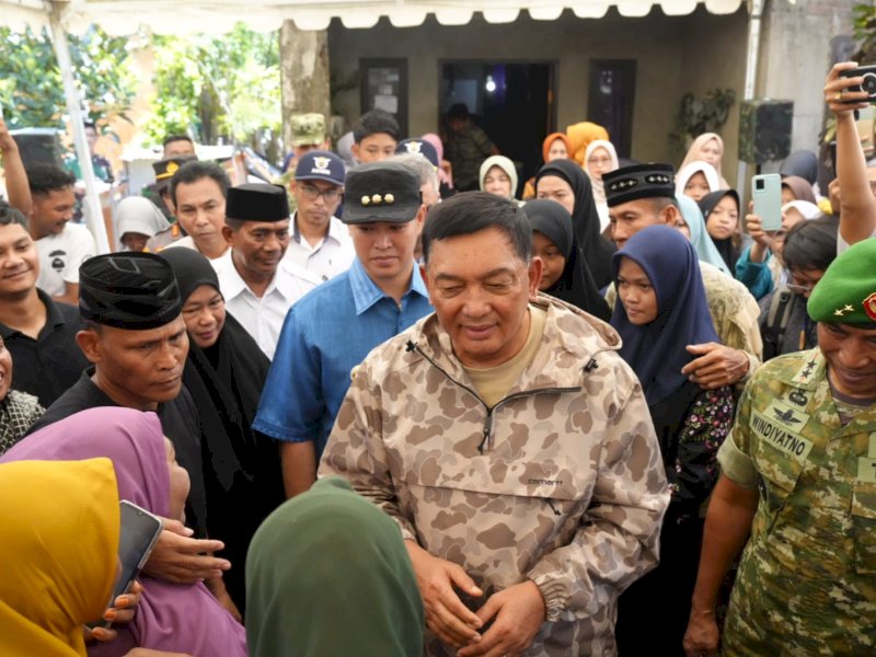 Menteri Pertahanan (Menhan) Sjafrie Syamsuddin melakukan kunjungan duka ke rumah mendiang perwira TNI, Lettu Anumerta Fauzy Ahmad Sulkarnain, di Kelurahan Ma&rsquo;rang, Pangkep, Sulawesi Selatan, Minggu (19/10/2025). @jejakfaktacom/Humas Pemda Pangkep