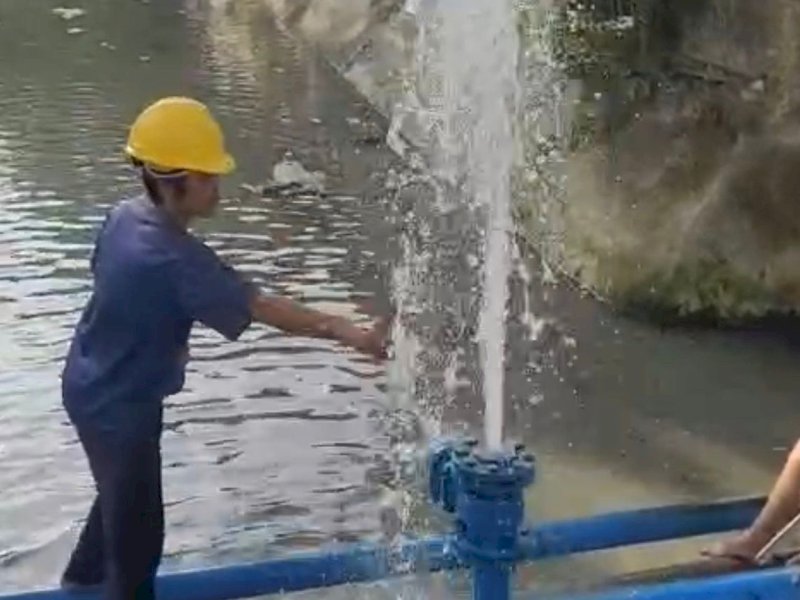 Distibusi air bersih PDAM Makassar. @Jejakfakta/Istimewa