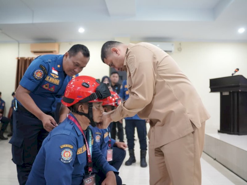 Wali Kota Makassar, Munafri Arifuddin, penyematan tanda pelatihan kepada dua peserta sebagai simbol dimulainya kegiatan Diklat Pemadaman I In House Training Program 70 JP Tahun 2025 bagi aparatur dan petugas lapangan di Balai Besar Penjaminan Mutu Pendidikan (BBPMP) Sulawesi Selatan, Selasa (21/10/2025). @Jejakfakta/dok. Humas Pemkot Makassar