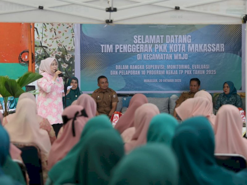 TP PKK Kota Makassar, Faridah Kadir, saat melakukan kegiatan Supervisi, Monitoring, Evaluasi, dan Pelaporan (SMEP) TP PKK di Kantor Kecamatan Wajo, Senin (20/10/2025). @Jejakfakta/dok. Humas Pemkot Makassar