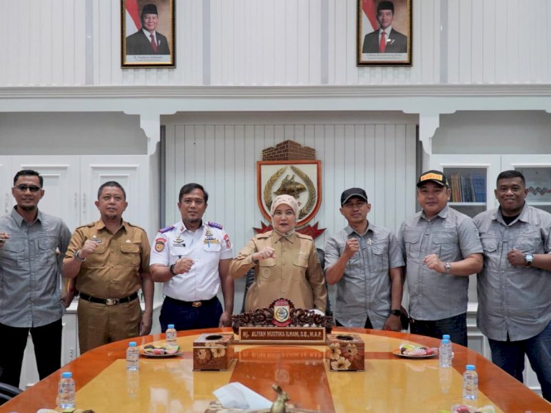 Kepala Dinas Perhubungan (Dishub) Kota Makassar, Muhammad Rheza, mendampingi Wakil Wali Kota Makassar, Aliyah Mustika Ilham, menerima audiensi dari Owner Xmax Indonesia (OXI) Chapter Makasssr, di Ruang Wakil Wali Kota, Lantai 2, Kantor Balai Kota Makassar, Selasa (21/10/2025). @Jejakfakta/dok. Istimewa