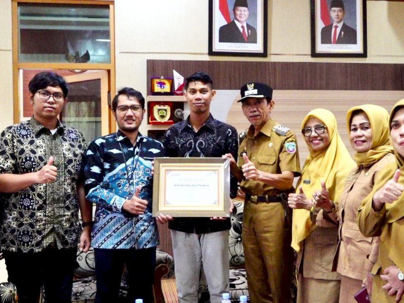 Prosesi serah terima simbolis dilakukan di ruang Wakil Bupati Pangkep, Selasa (21/10/2025). @jejakfaktacom/Humas Pemda Pangkep.