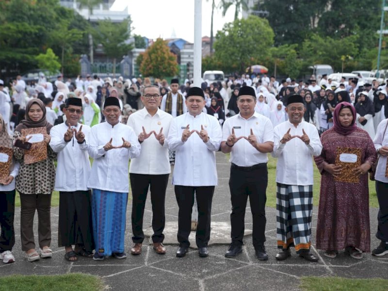 Wali Kota Makassar, Munafri Arifuddin, hadir sebagai Pembina Apel Hari Santri Nasional 2025 yang digelar Kantor Kementerian Agama (Kemenag) Kota Makassar di Lapangan Masjid Raya Al-Markaz Al-Islami, Rabu (22/10/2025). @Jejakfakta/dok. Humas Pemkot Makassar