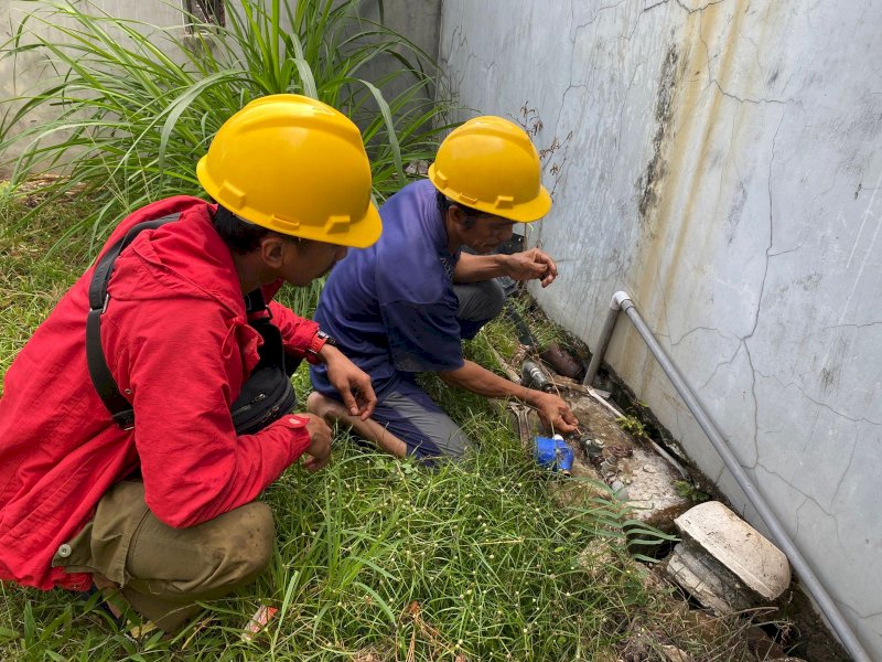 Tim teknik dari Bagian Distribusi dan Kehilangan Air (DKA) bersama tim teknik Wilayah Pelayanan melakukan flushing pada jaringan distribusi utama, sekunder, tersier, hingga ke rumah pelanggan guna mempercepat pemulihan kualitas air. @Jejakfakta/Istimewa
