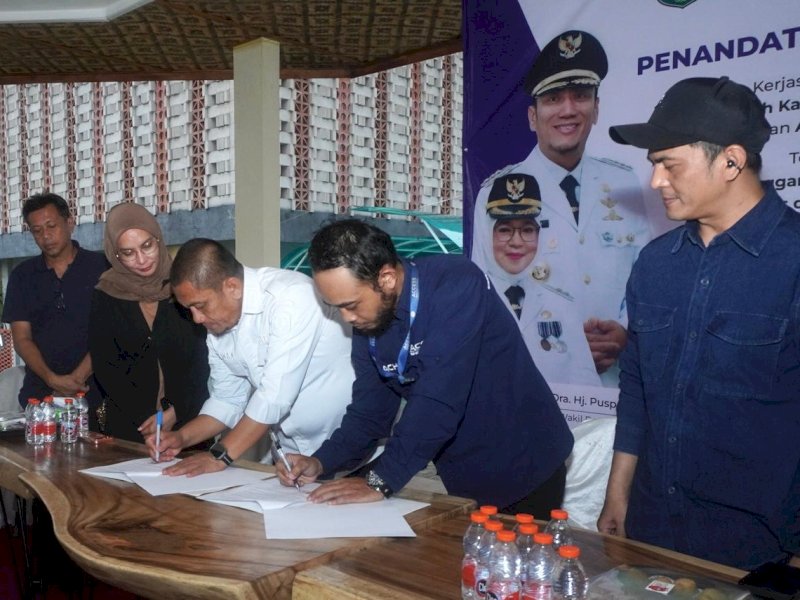 Pemerintah Kabupaten Luwu Timur melakukan penandatangan kerja sama (PKS) dengan Access English, Lembaga Pelatihan Bahasa Inggris dan Mandarin, Access English School, di Joglo Kyarra, Pare, Kediri, Rabu (22/10/2025). @Jejakfakta/dok. ikp-humas/kominfo-SP