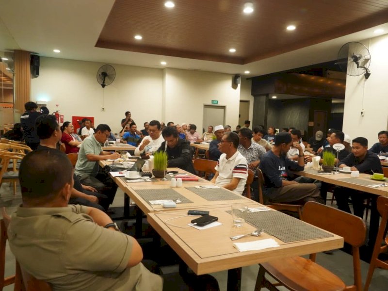  Bupati Luwu Timur, Irwan Bachri Syam, memimpin langsung Focus Group Discussion (FGD) dengan rombongan Pandu Juara di Resto Hotel Santika Blitar, Selasa malam, (21/10/2025). @Jejakfakta/dok. ikp-humas/kominfo-sp
