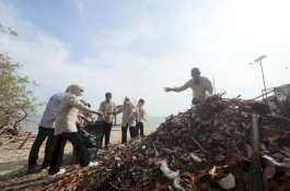 Gerakan Jumat Bersih, Munafri Bareng Satgas Kebersihan Sisir Pulau Samalona