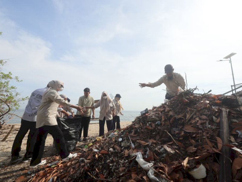 Gerakan Jumat Bersih yang rutin digelar Pemerintah Kota Makassar kini menjangkau wilayah kepulauan. Wali Kota Makassar, Munafri Arifuddin, turun langsung memimpin kegiatan bersih-bersih di Pulau Samalona, Kecamatan Ujung Pandang, Jumat pagi (24/10/2025). @Jejakfakta/dok. Humas Pemkot Makassar