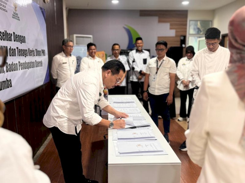 Bank Sulselbar resmi menjalin kerja sama strategis dengan KSP Berkat Bulukumba. Penandatanganan nota kesepahaman (MoU), di Kantor Bank Sulselbar Cabang Bulukumba, Selasa (22/10/2025). @Jejakfakta/dok. Istimewa 