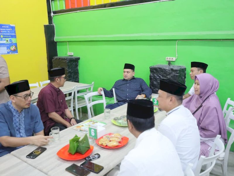 Wali Kota Makassar, Munafri Arifuddin, coffee morning bersama jamaah dan masyarakat sekitar di Warkop Azzahrah RRI,  Jalan Riburane, Jumat (24/10/2025). @Jejakfakta/dok. Humas Pemkot Makassar