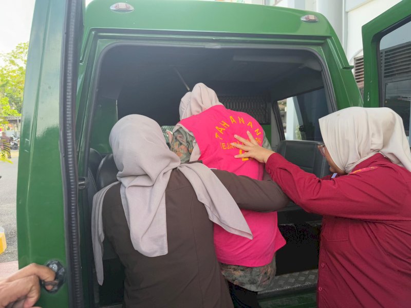 FMW, pegawai Kantor Cabang Pembantu salah satu bank milik negara di Kabupaten Pinrang, ditahan karena diduga menggelapkan dana kredit pensiunan hingga menyebabkan kerugian negara mencapai Rp 2,93 miliar. @Jejakfakta/Istimewa