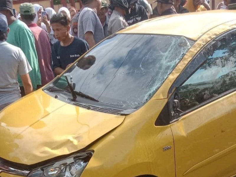 Mobil sedan jadi sasaran amukan massa di Dusun Pattiro, Desa Moncongkomba, Kecamatan Polongbangkeng Selatan, Kabupaten Takalar, Sulawesi Selatan, Senin (20/10/2025) sore. @Jejakfakta/dok. Istimewa