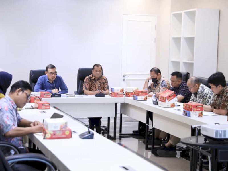 Sekretaris Daerah (Sekda) Makassar, Andi Zulkifly memimpin Rapat Forum Komunikasi Pemangku Kepentingan Utama Kota Makassar Optimalisasi Program JKN di Ruang Rapat Sekda Kantor Balai Kota Makassar, Jumat (24/10/2025). @Jejakfakta/dok. Humas Pemkot Makassar