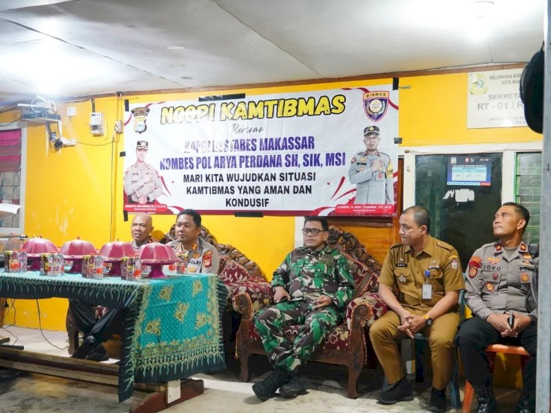 Sekretaris Camat Makassar, Muh. Aril Syahbani, mendampingi Wakapolrestabes Makassar, AKBP Andi Erma Suryono, dalam kegiatan &ldquo;Ngopi Kamtibmas&rdquo; yang digelar di wilayah Kelurahan Bara-baraya Selatan pada Selasa (14/10/2025). @jejakfakta/Istimewa