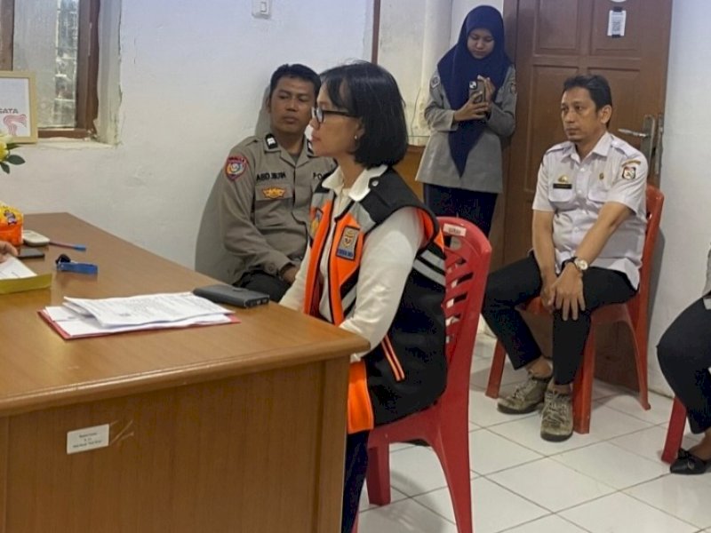 Kepala Seksi Terminal dan Perparkiran Dinas Perhubungan (Dishub) Kota Makassar, Evi Yulia Suryani Siregar, bersama Lurah dan Bhabinkamtibmas setempat, melakukan kunjungan langsung ke lokasi pada Rabu (22/10/2025). @Jejakfakta/Istimewa