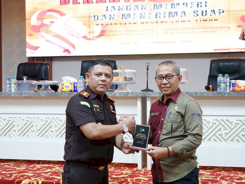 Pemkab Luwu Timur memberikan cinderamata kepada Kajari Budi Nugraha sebagai bentuk apresiasi atas dedikasi dan pengabdiannya selama bertugas di Luwu Timur, saat menggelar kegiatan Kampanye Anti Korupsi di Aula Sasana Praja Kantor Bupati, Jumat (24/10/2025). @jejakfakta/dok. Istimewa