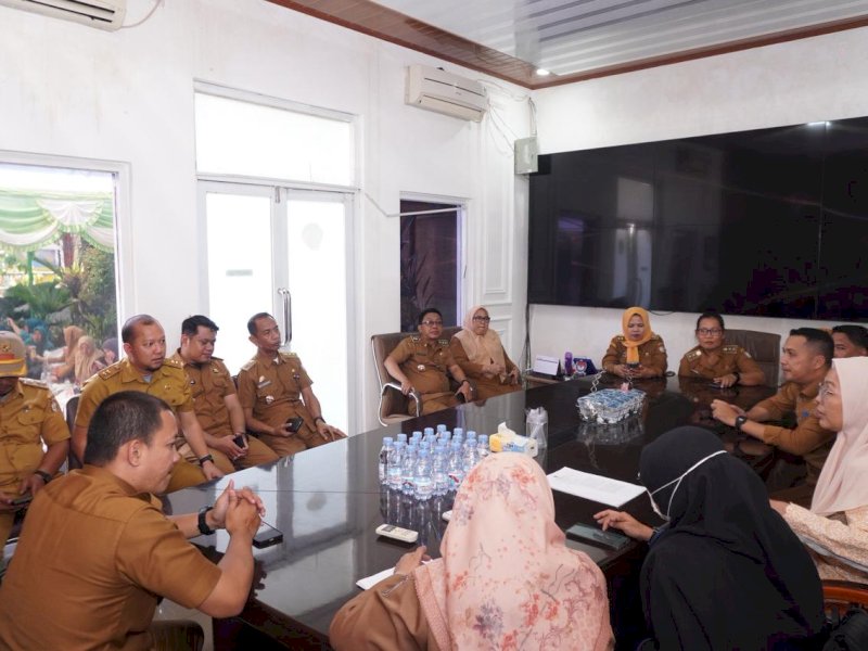 Ketua TP PKK Kota Makassar sekaligus Dewan Lingkungan Hidup Kota Makassar, Melinda Aksa, memimpin rapat bersama dengan jajaran kelurahan, dan Dinas Lingkungan Hidup (DLH) yang berlangsung di Kantor Kecamatan Makassar, Senin (20/10/2025). @Jejakfakta/dok. Humas Pemkot Makassar