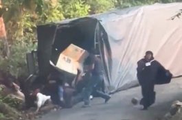 Truk Pengangkut Siswa SMP IT Wahdah Mawang Terbalik di Gowa, Dua Siswi Alami Luka Ringan