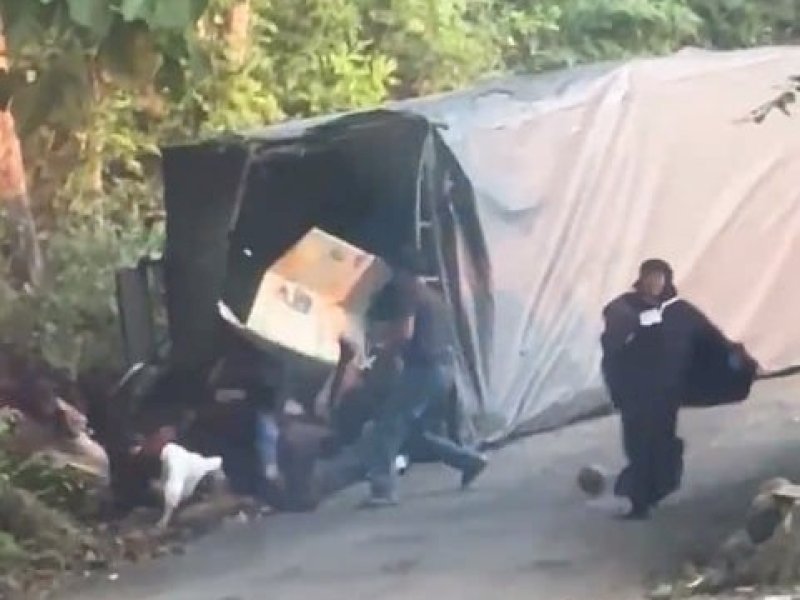 Truk yang mengangkut puluhan pelajar SMP IT Wahdah Mawang mengalami kecelakaan di tanjakan Desa Timbuseng, Kecamatan Pattallassang, Kabupaten Gowa, Sulawesi Selatan, pada Jumat (25/10/2025). @Jejakfakta/dok. Istimewa